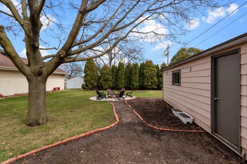 2886 94th St, Milwaukee WI  53227-3304 exterior