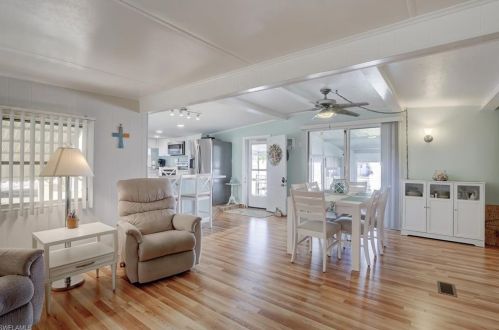 104 Willow Ln, Naples, FL 34114-8140