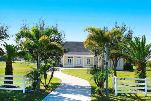 6655 3rd Pl, Vero Beach, FL 32968-3180