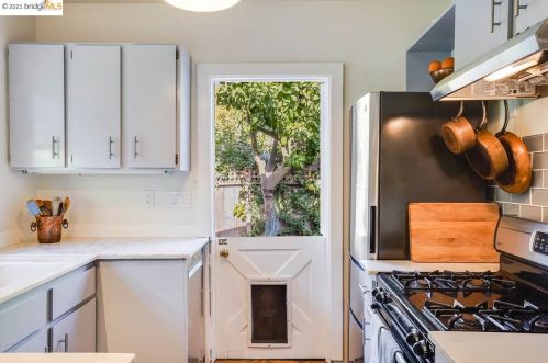 5912 Fremont St, Oakland CA 94608-2217 exterior