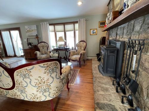 128 Pound Rd, Cumberland RI  02864-2706 exterior