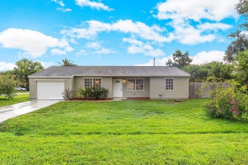 2201 Friendship St, Fort Pierce, FL 34952-7019