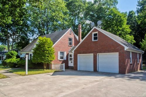 104 Suffield St, Windsor Locks, CT 06096-1362