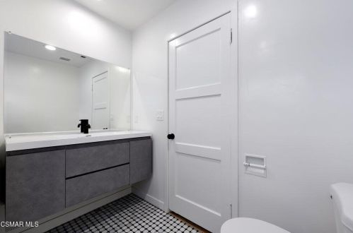 14363 Collins St, Van Nuys CA 91316-1030 exterior