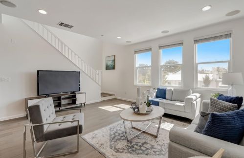 922 Gaspar Vis, San Jose, CA 95126-3543