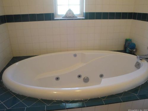 37 Candle Hill Rd, Danbury CT  06812-2409 exterior