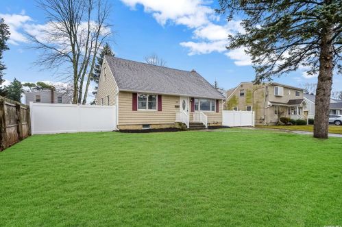 287 13th St, Deer Park, NY 11729-6401