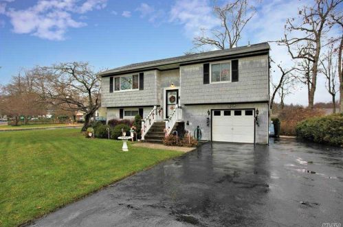 50 Lincoln Dr, Oakdale, NY 11769-2129