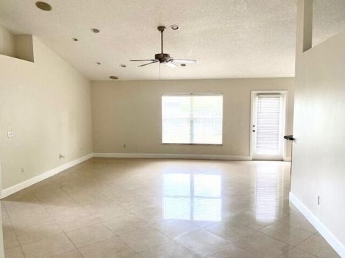 598 Kingston St, Fort Pierce FL  34983-8640 exterior