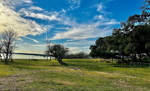 206 6th St, Highlands, TX 77562-3610