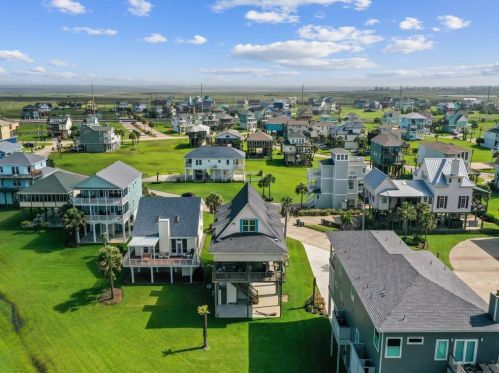 4138 Defender Ln, Galveston, TX 77554-6604