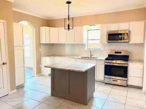 205 Grove St, Kaufman, TX 75142-2028