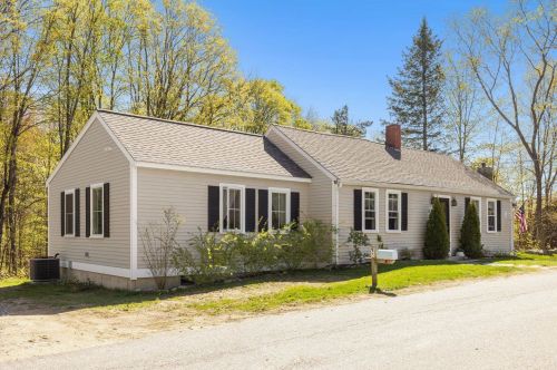 43 Old Center Rd, Deerfield, NH 03037-1335