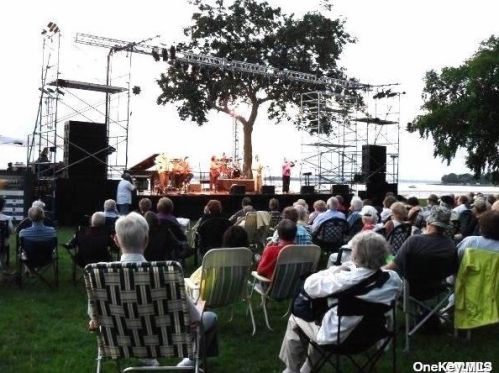 15 Canterbury Rd, Great Neck NY  11021-2610 exterior