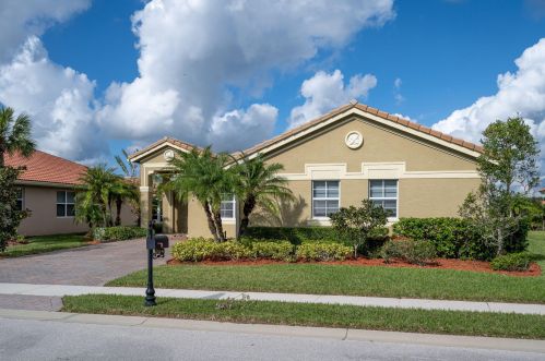 6354 Astor Pl, Vero Beach, FL 32966-6483