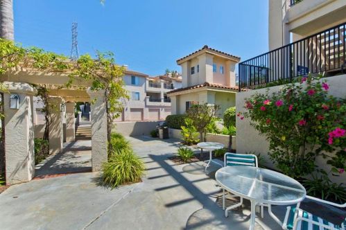 7442 Altiva Pl, Carlsbad CA 92009-6412 exterior