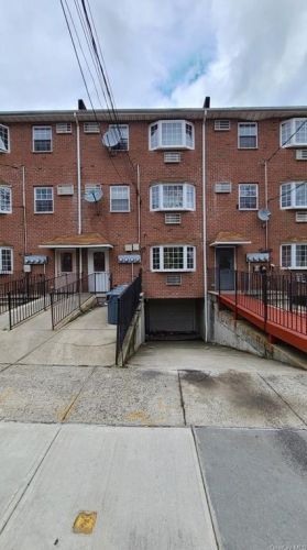1231 224th St, Bronx, NY 10466-5805