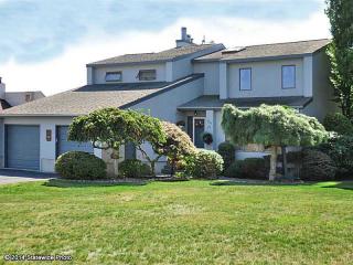 24 Harborview Dr, Warwick, RI 02889-5445