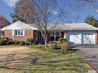 14 Lesley Dr, Syosset, NY 11791-5222