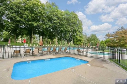 3402 Rio Vista Dr, Mahwah NJ  07430-4005 exterior