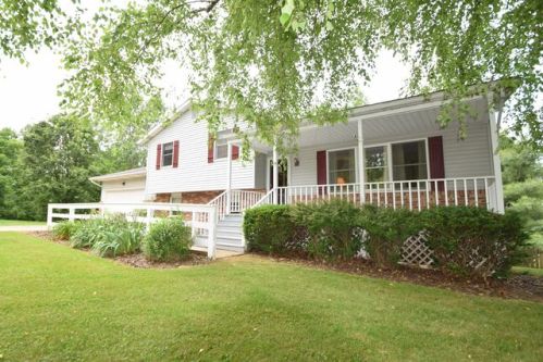 1697 Maple Sq, Bolivar, OH 44612-8886