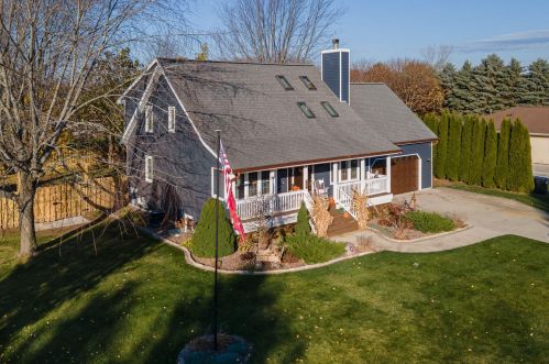 854 Delta St, Cleveland, WI 53015-1582