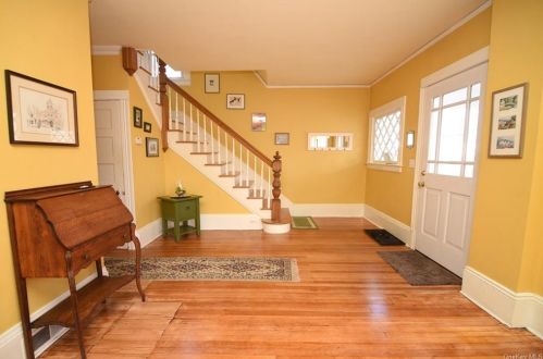 12 Parkway Ter, Pleasantville, NY 10570-2815