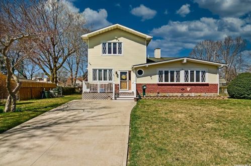 11 Lace Ln, Central Islip, NY 11722-2017