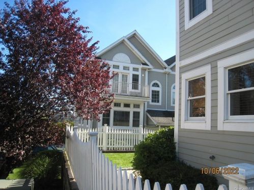 6 Arbor Gln, New Rochelle, NY 10801-3383