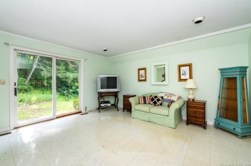 10 Baldwin Dr, Waterford CT  06385-2708 exterior