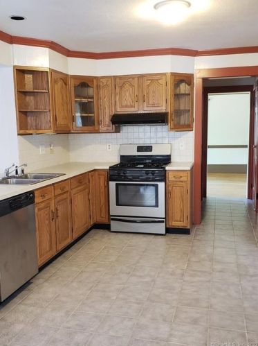 37 Knighton St, Manchester, CT 06040-5338