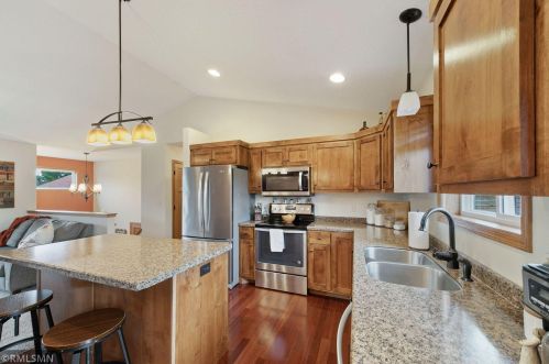 1387 Falcon Pl, New Johannesburg, WI 54017-6590