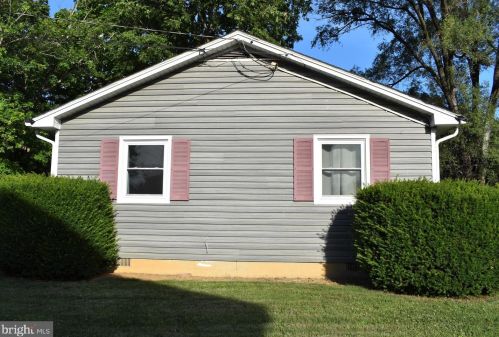 557 Ash St, Strasburg VA  22657-2027 exterior