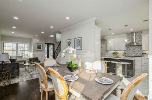 57 Bobwhite Ln, Hicksville NY  11801-4520 exterior