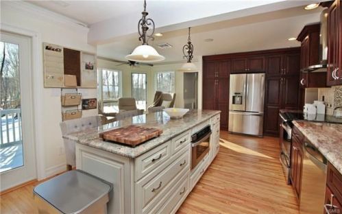 25 Oak Ridge Cir, Mahopac, NY 10541-2942