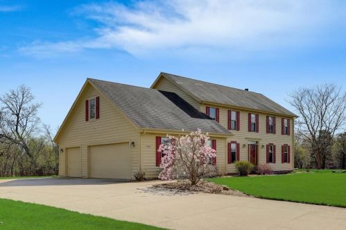 36883 Serenity Ln, Oconomowoc, WI 53066-8627