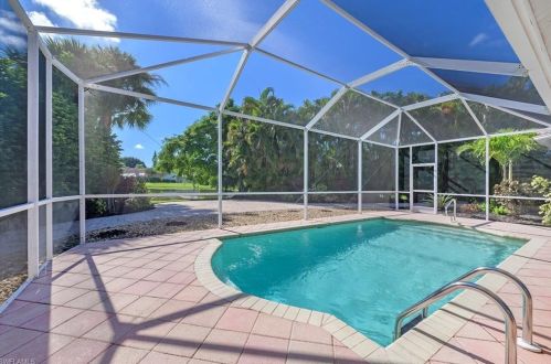 300 Wentworth Ct, Naples, FL 34104-6535