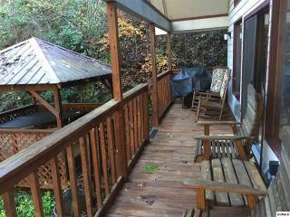 1062 Deep Hollow Rd, Gatlinburg, TN 37738-4440