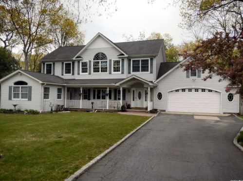 1056 Cassel Ave, Bayshore, NY 11706-6114
