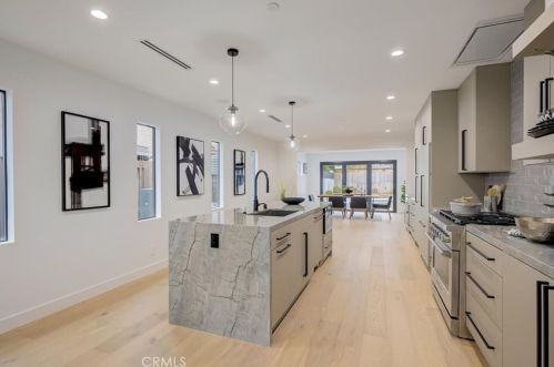 16627 Gilmore St, Van Nuys CA  91406-5610 exterior