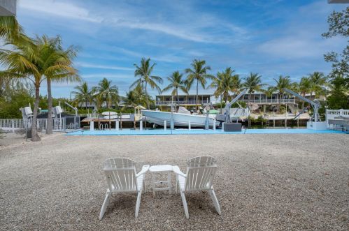 16 Corrine Pl, Key Largo FL 33037-4203 exterior