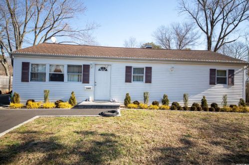 1685 Gardiner Dr, Bayshore, NY 11706-1418