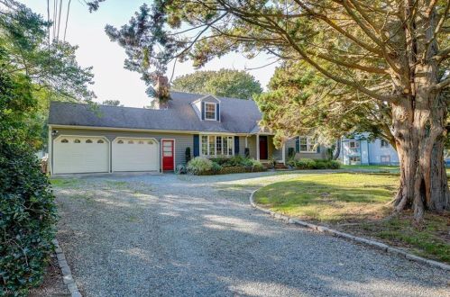 569 Turner Rd, Middletown, RI 02842-5364