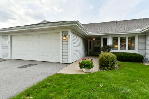 7310 Mequon Square Dr, Thiensville, WI 53092-8525