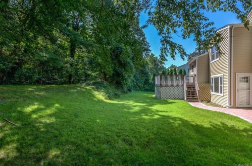 73 Rolling Way, New Rochelle NY  10804-2405 exterior