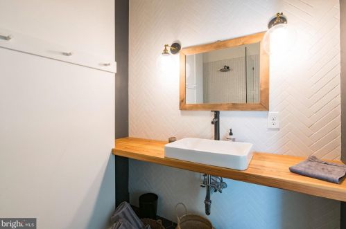 2026 Howard St, Philadelphia PA 19148-3334 exterior