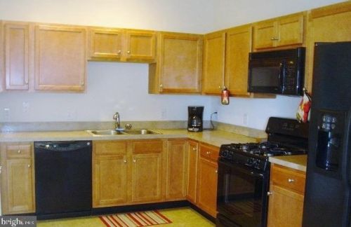 8553 Gateway Rd, Breinigsville, PA 18031-1559