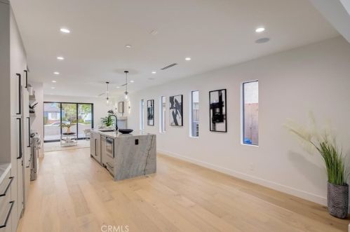 16627 Gilmore St, Van Nuys CA  91406-5610 exterior