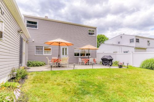 29 Stratford Rd, East Brunswick NJ  08816-2019 exterior