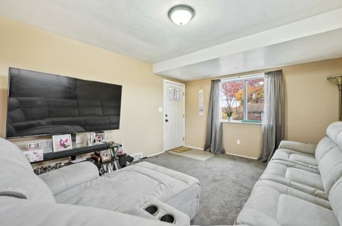 120 Hart Dr, Pittsburgh, PA 15235-5424